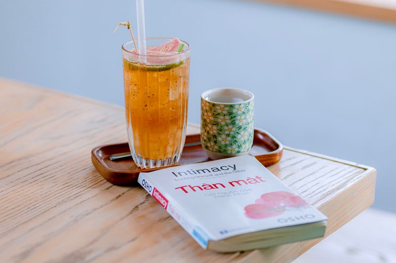 Freshly brewed iced tea with lemon slice